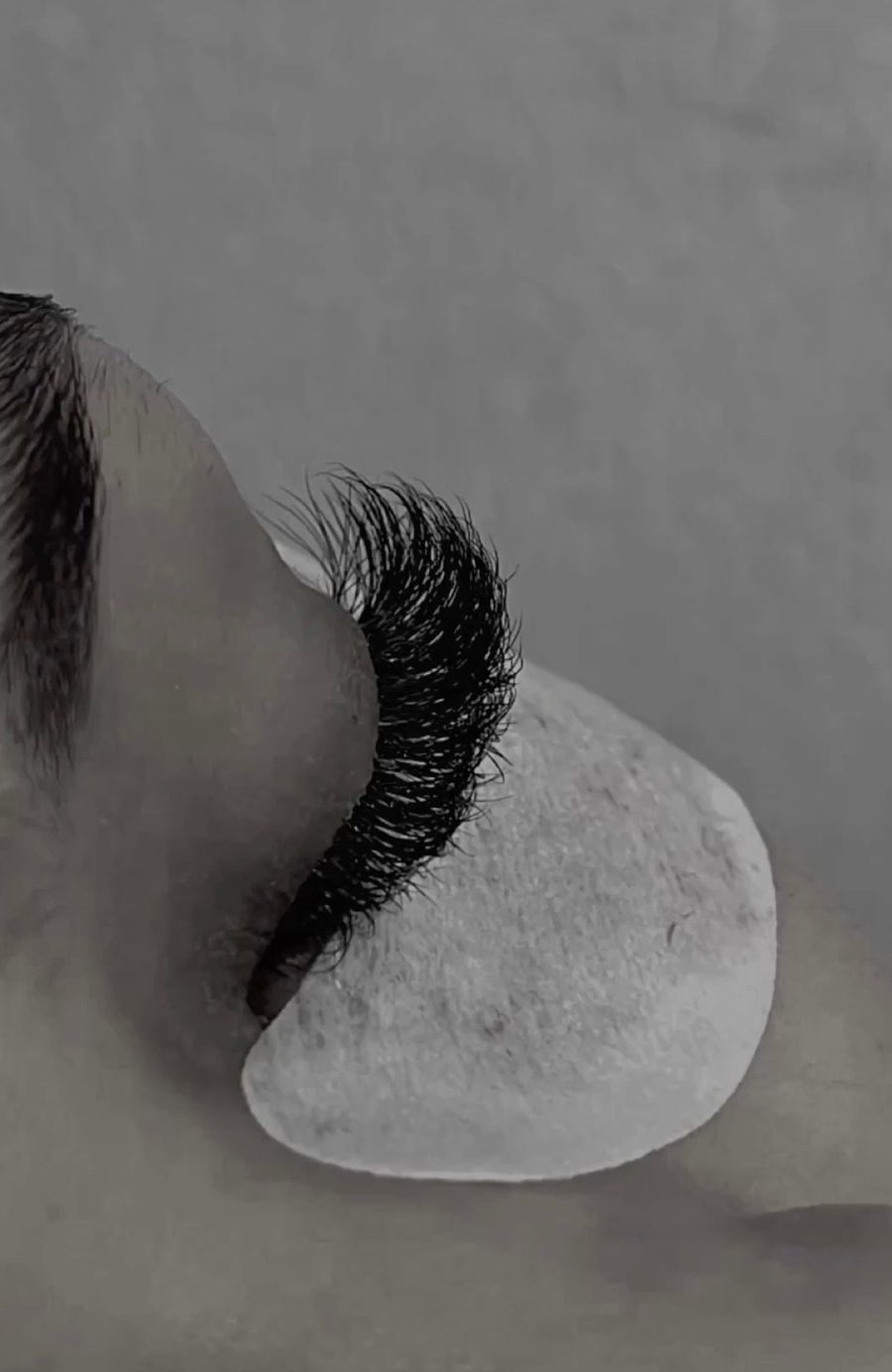 Extensions de cils vues de profil, œil fermé, photo en noir et blanc