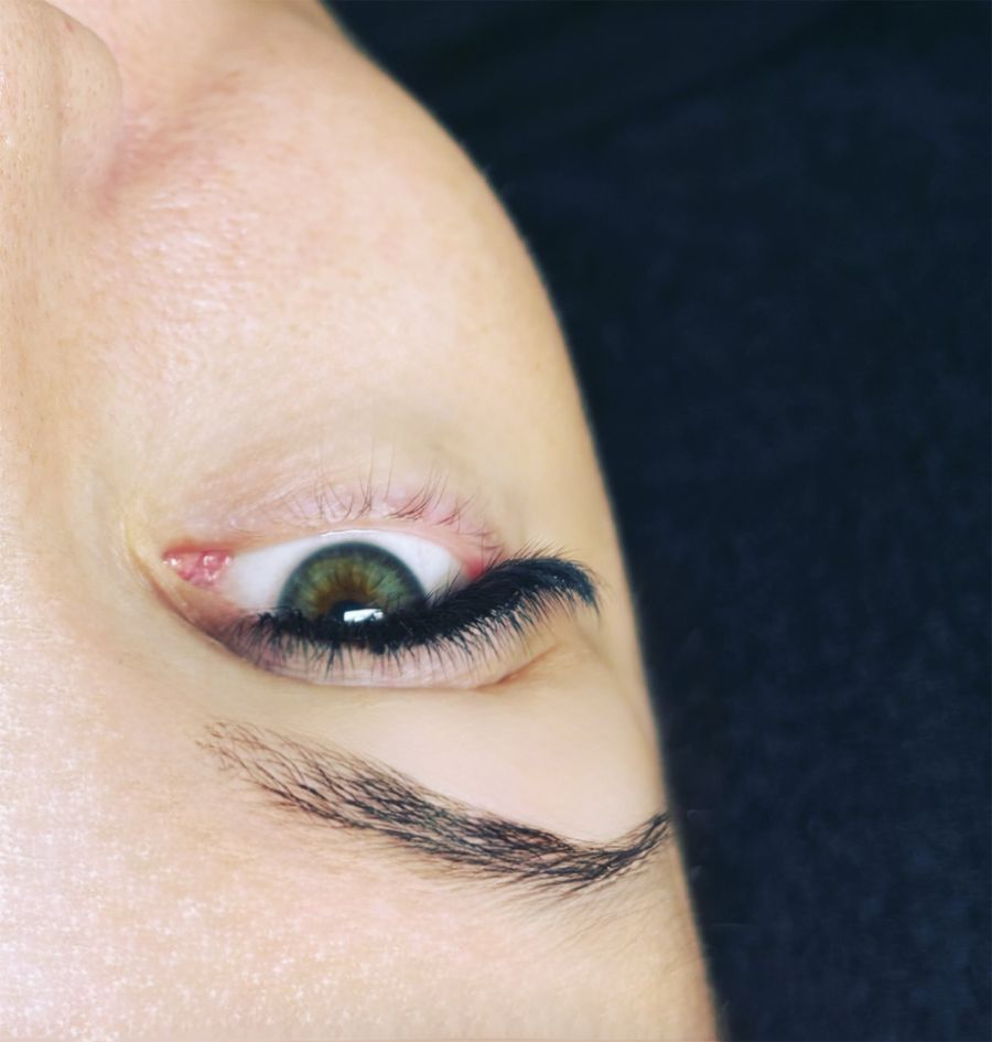 Gros plan sur un œil ouvert avec extensions de cils