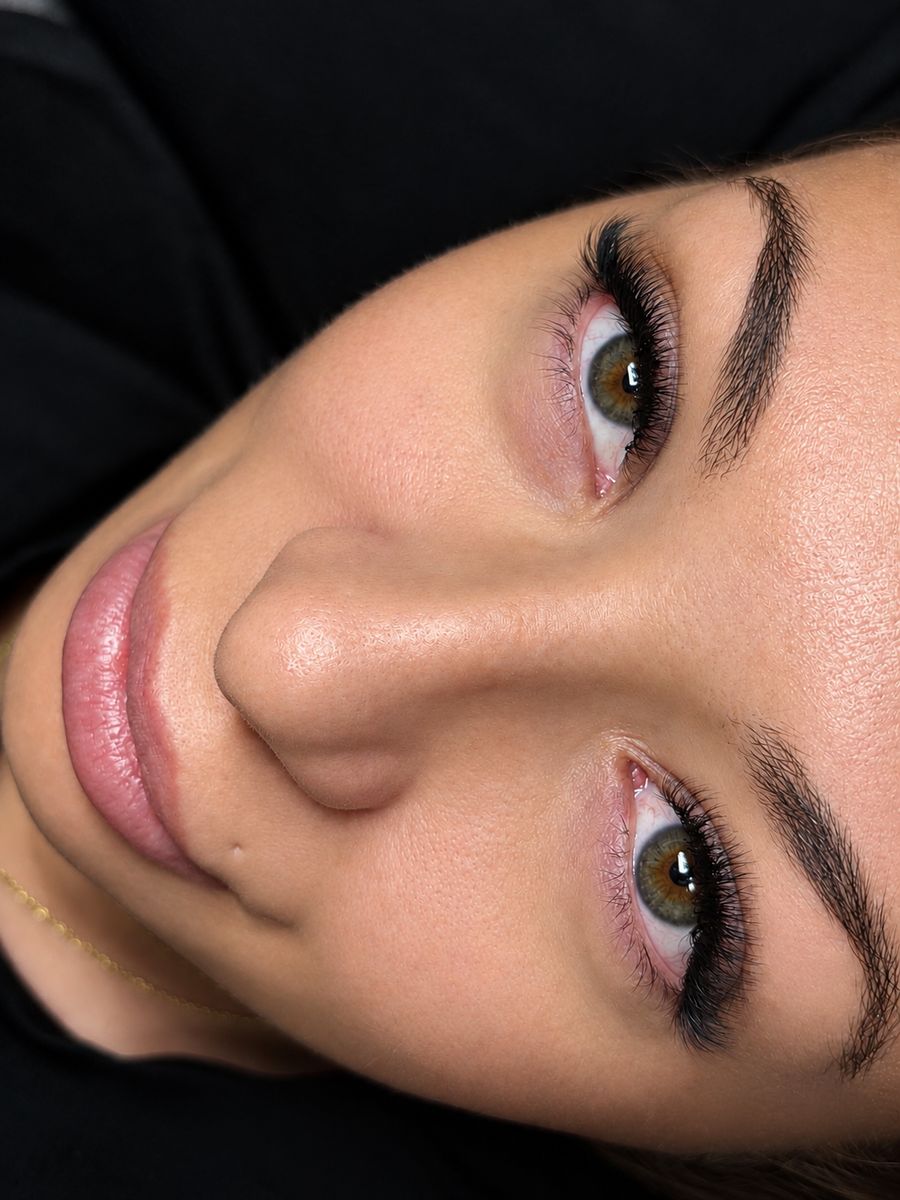 Regard avec extensions de cils, gros plan sur les deux yeux ouverts