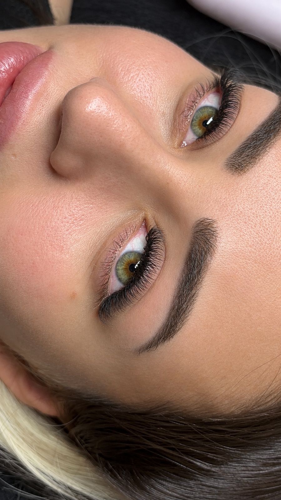 Regard avec extensions de cils, gros plan sur le visage
